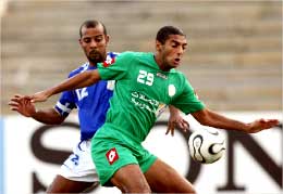 لاعب الاتفاق السعودي السويحلي يحمي الكرة من لاعب النصر العماني مطر (أ ف ب)