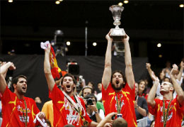 باو غاسول رافعاً كأس العالم التي أحرزتها إسبانيا على حساب اليونان (رويترز)