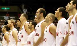 منتخب لبنان وقوفاً للنشيد الوطني في اليابان (رويترز)