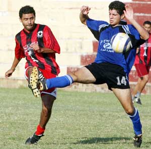 لاعب النجمة عباس عطوي يسدد الكرة (محمد علي)
