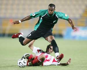 لاعب الأهلي القطري سابين سيدريك يتخطى لاعب الشباب شادي نظمي (رويترز)