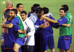 فرحة لاعبي الكرامة بعد الفوز على الاتحاد السعودي حامل اللقب (أرشيف)