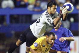 حارس القادسية نواف الخالدي يلتقط الكرة في مباراة الكرامة والقادسية (محمد علي)