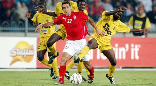 لاعب الأهلي محمد أبو تريكة وسط مجموعة من لاعبي أسيك أبيدجان (إ بي آيه)