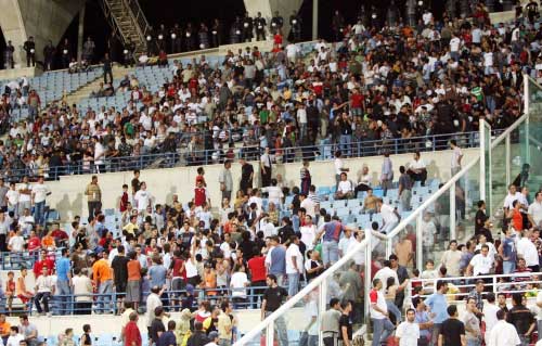 مشهد من مشاهد الشغب المتبادل على ملعب المدينة الرياضيّة (أرشيف)