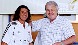 مدرب المنتخب العماني ميلان ماتشالا (إلى اليمين) ومدرب المنتخب الإماراتي برونو ميتسو (أ ف ب)