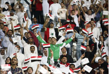الجمهور العراقي يحتفل بالتأهل الى النهائيات (أ ف ب)