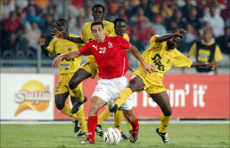 لاعب الأهلي محمد أبو تريكة وسط مجموعة من لاعبي أسيك في مباراة الذهاب (إي بي إي)