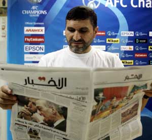 مدرب الكرامة محمد قويض يتصفح الأخبار في «الأخبار» (محمد علي)
