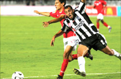 التونسي فاتح الغابري في صراع على الكرة مع المصري محمد بركات ( إي بي إي)