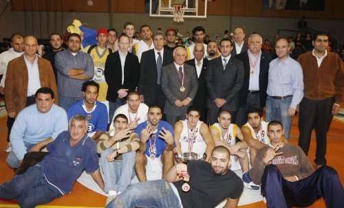 طنوس وجارودي والحريري ولاعبو الرياضي والجهاز الفني مع كأس البطولة (محمد علي)