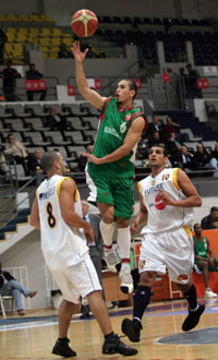 لاعب جزائري يحاول التسجيل بين أحمد والترك