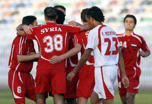 فرحة لاعبي المنتخب السوري بالفوز على إندونيسيا (رويترز)