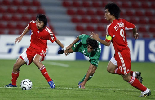 العراقي علاء خاشن بين لاعبين صينيين (أ ف ب)
