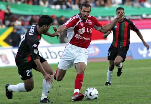 المغربي عبد الصادق حفيظ في سباق على الكرة مع التونسي سيف غزال في لقاء الذهاب (أ ف ب)