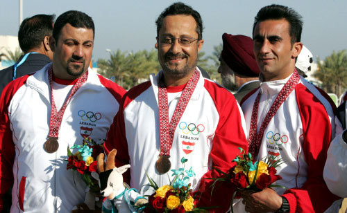 ميدالية الرماية البرونزية مع رماة المنتخب اللبناني جوزيف حنّا وجو سالم وطليع بو كامل (أ ف ب)