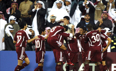 فرحة لاعبي قطر بالتأهل إلى النهائي (أ ف ب)