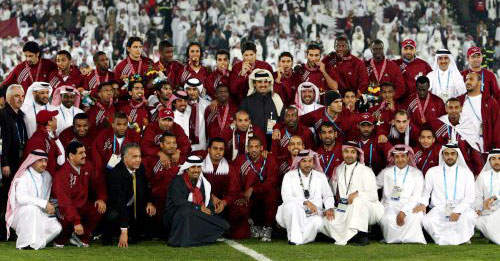 لاعبو قطر فرحين بذهبية كرةالقدم (اي بي اي)
