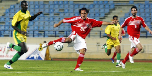 علي ناصر الدين يسدّد الكرة تحت أنظار قصاص والموريتانيين نورو ومبروك (محمد علي)