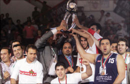لاعبو الفريق الايراني فرحون بإحرازهم لقب دورة دبي للمرة الأولى