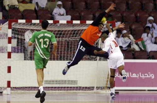 لقطة من مباراة الإمارات والسعودية في كرة اليد (أبو ظبي ـــ خاص الأخبار)