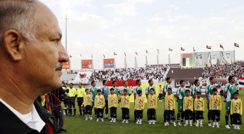 أكرم سلمان يقف للنشيد الوطني العراقي في كأس الخليج (رويترز)