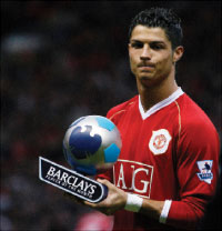 البرتغالي كريستيانو رونالدو حاملاً جائزة لاعب الشهر في الدوري الإنكليزي الممتاز لكرة القدم (رويترز)