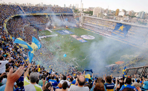 حشود في ملعب أرجنتيني يتحوّل أحياناً الى أعمال شغب (أ ب)