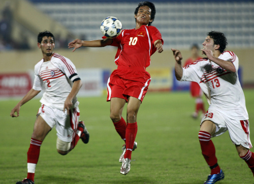 اللاعب الفيتنامي هوني هيب يحاول تخطي المدافعين اللبنانيين علي السعدي وأمير الحاف (أ ف ب)