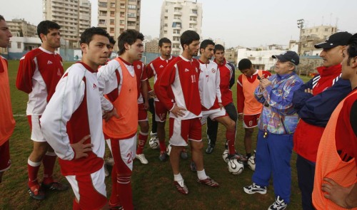 المدير الفني عدنان الشرقي يتحدث إلى اللاعبين أمس (محمد علي)