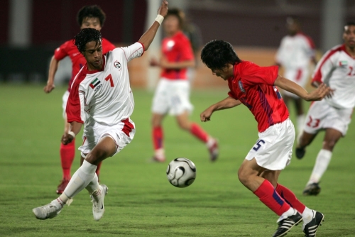 سباق على الكرة في مباراة الامارات وكوريا الجنوبية (أبوظبي - خاص الأخبار)