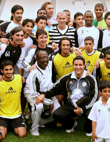 النجم الفرنسي زيدان مع لاعبي فريق السد بطل الدوري القطري (أ ف ب)