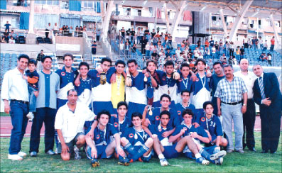 فريق كرة القدم وجهازه يحتفلون بالفوز في بطولة محافظة بيروت