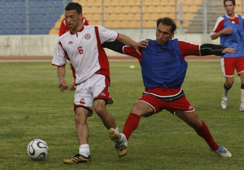 اللاعب اللبناني الجديد عماد سعد (6) وضياء برو خلال التمرين أمس (محمد علي)