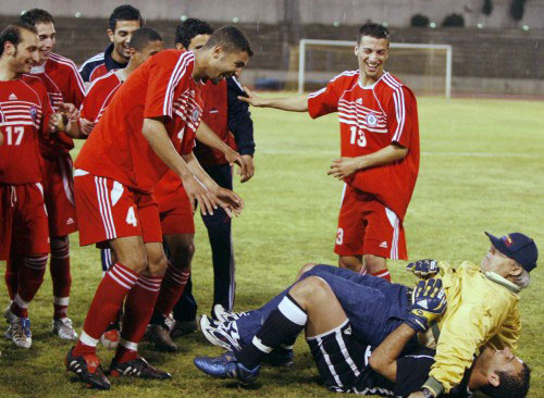 لاعبو لبنان الأولمبي يحتفلون بفوزهم بجولة محبة مع المدرب عدنان الشرقي (محمد علي)