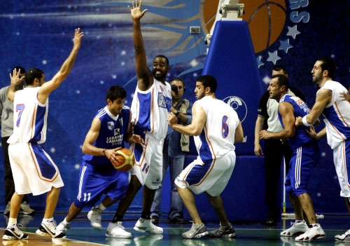 لاعب الشانفيل ماريو عبود يحاول اختراق دفاع الثلاثي عزير وفهد وهانيكات (محمد علي)