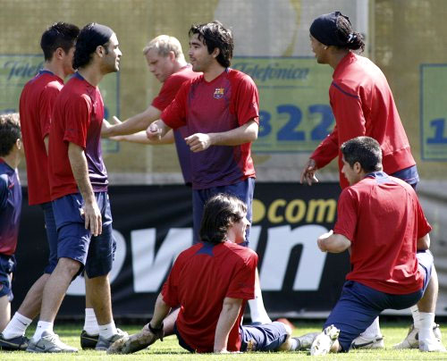 فريق برشلونة خلال التدريب (ألبرت جيا ــ رويترز)