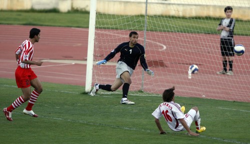 لاعب النجمة إيفاندرو روسو يسجّل هدف الفوز لفريقه في مرمى الحارس عبد الستار (محمد علي)