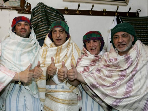 الفنانون سامح الصريطي وأحمد الزين وأحمد راتب والمخرج يوسف في حمام السوق خلال جولة سياحية