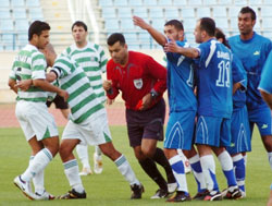 احتجاجات من لاعبي الساحل على قرار الحكم محمد منصور بطرد عباس سويدان غير الصحيح، وبدت البطاقة الحمراء في يده