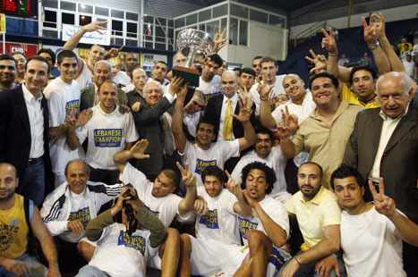 لاعبو الرياضي يحتفلون بكأس البطولة بعد فوزهم بثلاثية نظيفة على بلوستارز (محمد علي)