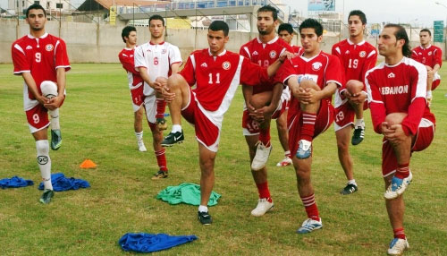 لاعبو منتخب لبنان خلال التمرين أمس على ملعب الأنصار (محمد علي)