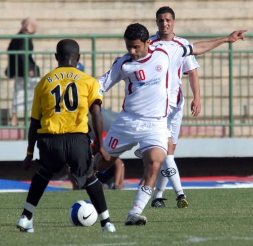 لاعب النجمة عباس عطوي يسدد بمواجهة لاعب الصقر اليمني الأثيوبي بايومولو في الذهاب (أ ف ب)