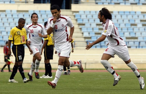 فرحة لاعب النجمة عباس عطوي بالهدف الأول تحت أنظار زميليه البرازيلي راموس وعلي ناصر الدين (محمد علي)