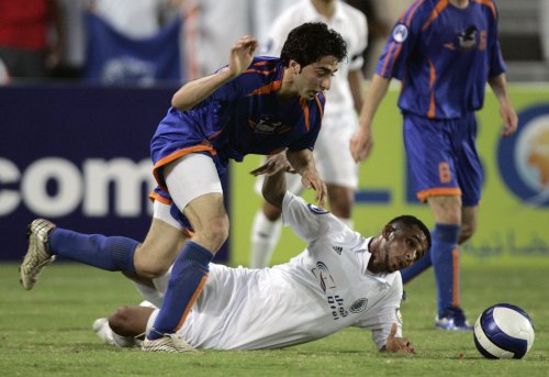 لاعب السد ماجد محمد يحاول إيقاف لاعب الكرامة بلال عبد الدايم (فادي الأسعد ــ رويترز)