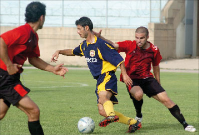 لاعب العهد حسن نصر الله يخترق دفاعات السلام (محمد علي)