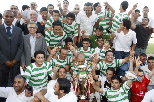 لاعبو وإداريي الأنصار مع كأس الدوري (محمد علي)