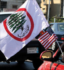 العلم الأميركي مرفوعاً إلى جانب أعلام حزبية لبنانية (أرشيف - وائل اللادقي)