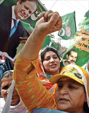 مناصرون لشريف يتظاهرون ضدّ مشرّف في لاهور أول من أمس (أرشيف - عارف علي)