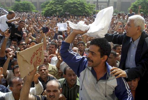 من تظاهرة عمّال النسيج شمال القاهرة في الثالث والعشرين من الشهر الجاري (أرشيف - رويترز)
